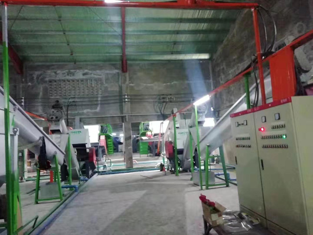 大型PET礦泉水瓶篩選、預(yù)洗、破碎、清洗 熱堿酸洗回收第二套大型生產(chǎn)線(POY級(jí)）